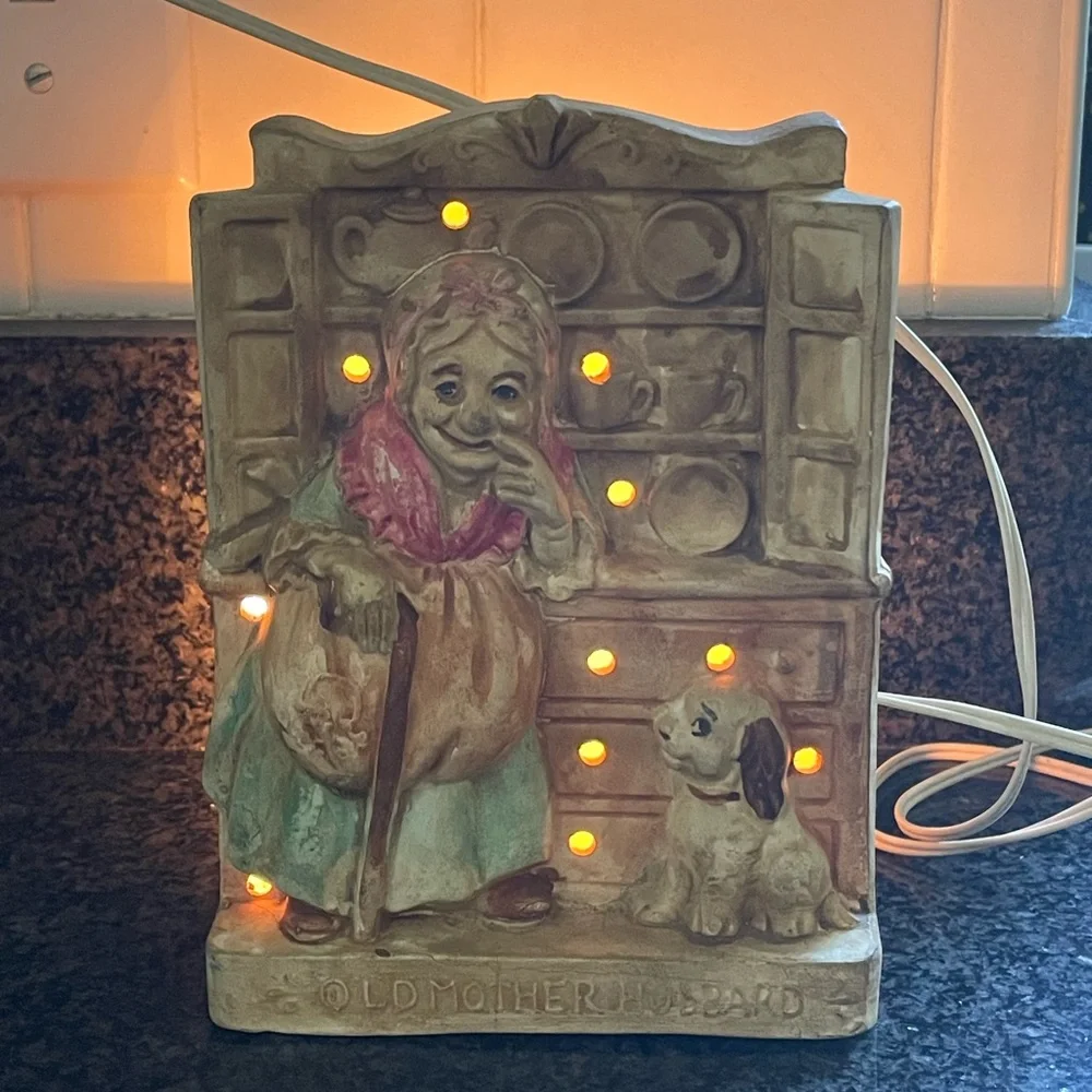Vintage Old Mother Hubbard Cupboard Dog Ceramic Lamp Night Light Made in USA
